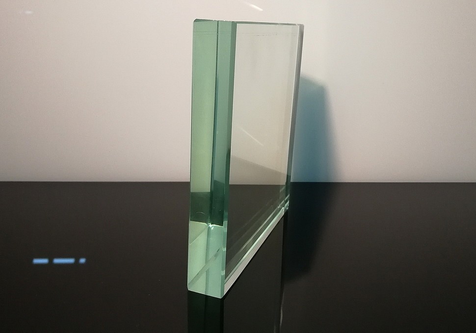 Прозрачное стекло 19 мм.