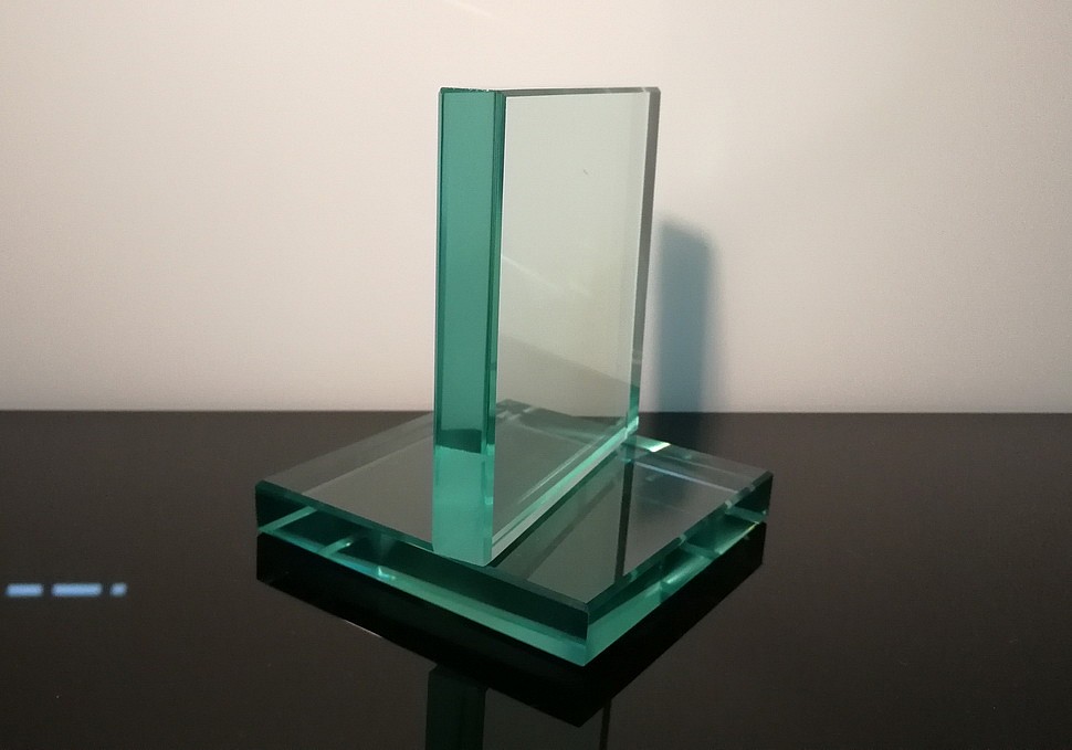 Прозрачное стекло 15 мм.