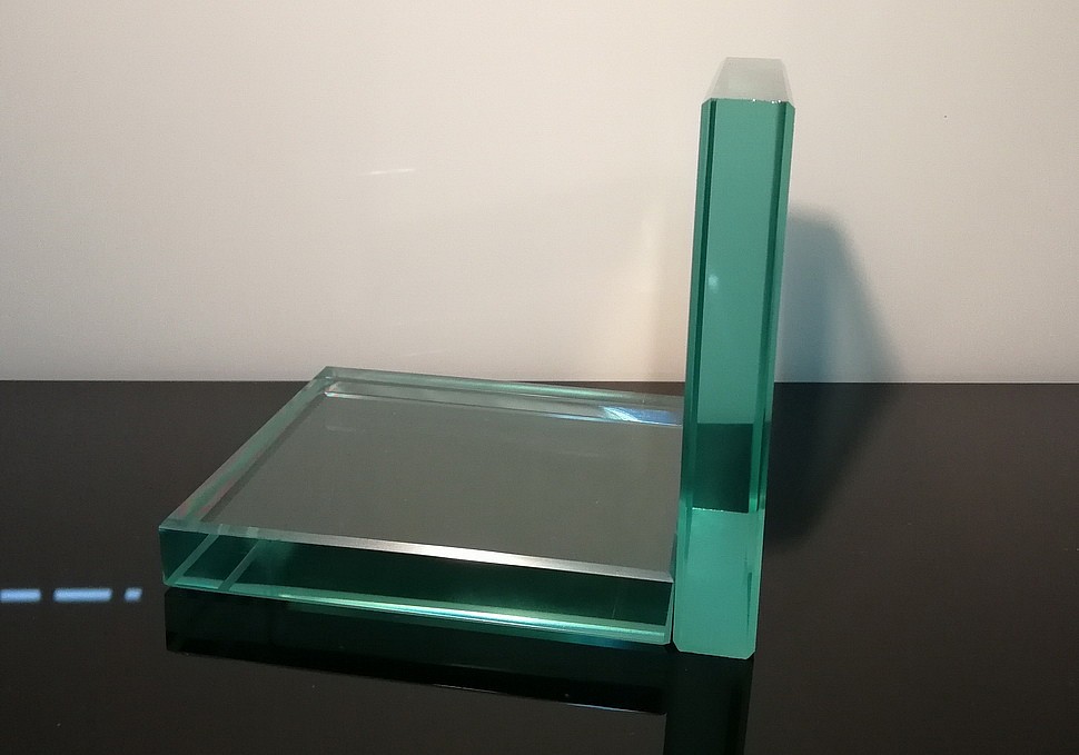 Прозрачное стекло 15 мм.