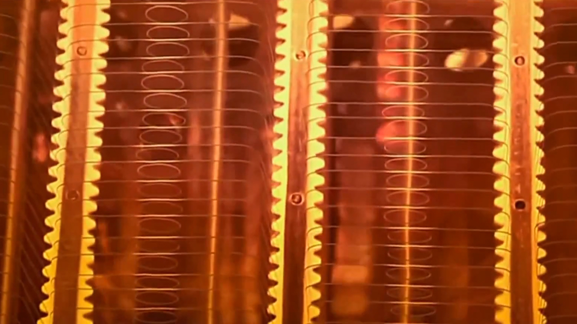 Закалка стекла тонкого номинала и/или малых размеров химическим методом.